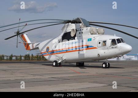 HUBSCHRAUBER MCHS (MINISTERIUM FÜR NOTSITUATIONEN) Mil Mi-26T in KASACHSTAN. Stockfoto