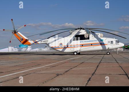 HUBSCHRAUBER MCHS (MINISTERIUM FÜR NOTSITUATIONEN) Mil Mi-26T in KASACHSTAN. Stockfoto