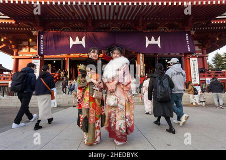 Tokio, Japan. 10th Januar 2022. Junge Frauen im traditionellen Kimono besuchen den Senso-ji-Tempel, um Seijin no Hi (Coming of Age Day) zu feiern. Japanische Menschen, die in diesem Jahr ihren 20th. Geburtstag haben, feiern das Erreichen des Erwachsenenalters, indem sie sich in formelle Kleidung und schönen Kimono kleiden und Schreine und Tempel besuchen. Kredit: SOPA Images Limited/Alamy Live Nachrichten Stockfoto