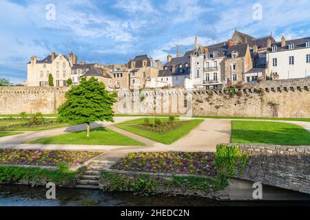 Vannes, alte Häuser im Wälle-Garten, mit der Kathedrale im Hintergrund Stockfoto