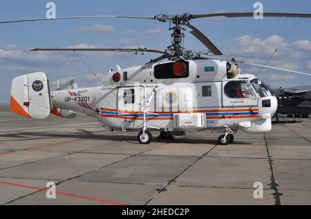 HUBSCHRAUBER KAMOV Ka-32A, KASACHSTAN MCHS (MINISTERIUM FÜR NOTSITUATIONEN). Stockfoto