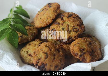 Kodo-Hirse-Krapfen. Eine knusprige Fritte aus gekochtem und gestampften kodo-Hirsemehl und Gewürzen. Festgebratener Abendsnack in Form einer Scheibe. Allgemein bekannt Stockfoto