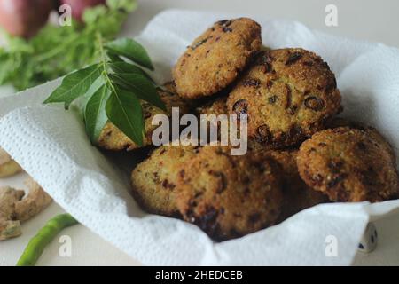 Kodo-Hirse-Krapfen. Eine knusprige Fritte aus gekochtem und gestampften kodo-Hirsemehl und Gewürzen. Festgebratener Abendsnack in Form einer Scheibe. Allgemein bekannt Stockfoto