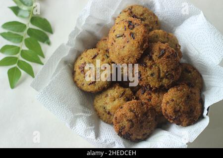 Kodo-Hirse-Krapfen. Eine knusprige Fritte aus gekochtem und gestampften kodo-Hirsemehl und Gewürzen. Festgebratener Abendsnack in Form einer Scheibe. Allgemein bekannt Stockfoto