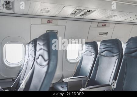 Leere Sitze in der Flugzeugkabine. Flug in der Business-Klasse während des Coronavirus. Hintergrund Stockfoto