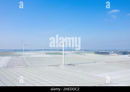 Dieses Landschaftsfoto wurde im Winter in Europa, Frankreich, der Normandie, zwischen Dieppe und Fecamp aufgenommen. Mitten im Schnee sehen wir fünf Windturbinen Stockfoto