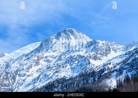 Dieses Landschaftsfoto wurde in Europa, in Frankreich, in den Alpen, in Richtung Chamonix, im Frühjahr aufgenommen. Wir sehen die schneebedeckte Aiguille du Gouter im Mo Stockfoto