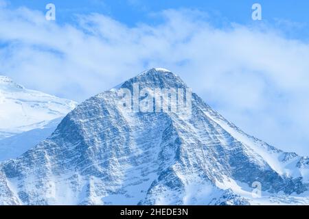 Dieses Landschaftsfoto wurde in Europa, in Frankreich, in den Alpen, in Richtung Chamonix, im Frühjahr aufgenommen. Wir können die Aiguille du Gouter im Nebel in Th sehen Stockfoto