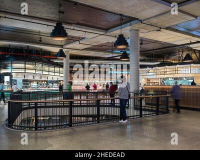 Verkaufsfläche im Innenbereich mit Feature Void. Marrickville Metro, Sydney, Australien. Architekt: Hames Sharley, 2021. Stockfoto