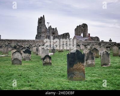 UK Whitby. Blick auf die Whitby Abbey vom Friedhof der St. Mary's Parish Church Bild von Julian Brown Stockfoto