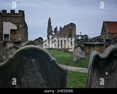 UK Whitby. Blick auf die Whitby Abbey vom Friedhof der St. Mary's Parish Church Bild von Julian Brown Stockfoto