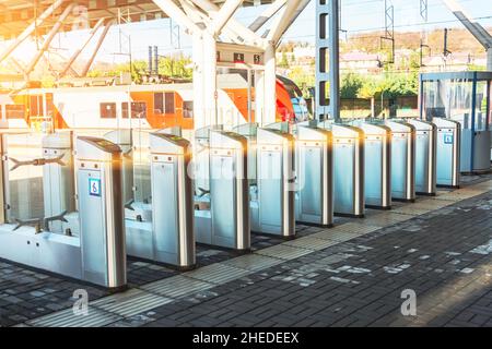 Drehkreuze zur Präsentation und zum Scannen von Fahrkarten auf dem Bahnsteig des öffentlichen Schienenverkehrs Stockfoto
