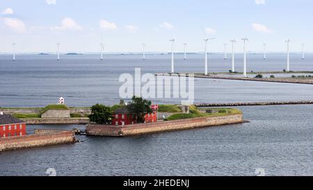 Trekroner oder Three Crowns Fort in der Anfahrt zum Hafen von Kopenhagen, Dänemark. Einige der vielen Offshore-Windturbinen im Hintergrund. Stockfoto