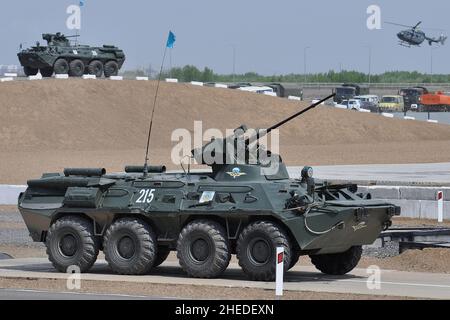KASACHISCHE ARMEE BTR-80 PANZERPANZER (APC). Stockfoto