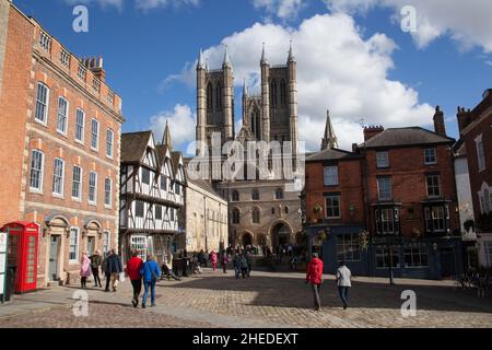 Blick auf die Lincoln Cathedral und das Exchecr Gate in Lincoln in Großbritannien Stockfoto