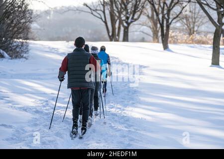 Berks County, Pennsylvania, 17. Dezember 2020: Langläufer auf Loipen nach dem Schneesturm. Stockfoto