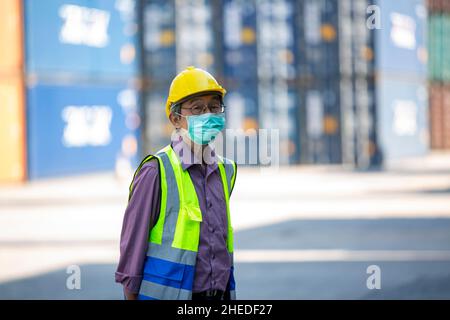 Vorarbeiter kontrollieren die Verladecontainer von Cargo Frachtschiff für den Import Export. Frachtcontainer im Seehafen. Stockfoto