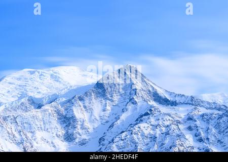 Dieses Landschaftsfoto wurde in Europa, in Frankreich, in den Alpen, in Richtung Chamonix, im Frühjahr aufgenommen. Wir sehen den Mont Blanc und die Aiguille du Gouter in der Stockfoto