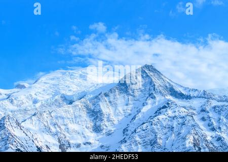 Dieses Landschaftsfoto wurde in Europa, in Frankreich, in den Alpen, in Richtung Chamonix, im Frühjahr aufgenommen. Wir sehen den Mont Blanc und die Aiguille du Gouter, U Stockfoto