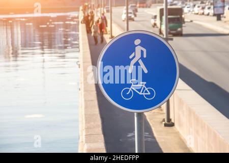 Blauer Rad- und Fußgängerweg am Ufer des Flusses Stockfoto