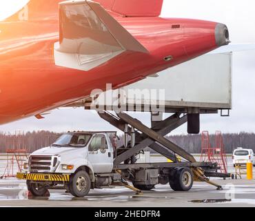 Verladeplattform LKW der Luftfracht zu den Heckflugzeugen. Lebensmittel für den Flug Check-in-Service und Ausrüstung vor dem Einsteigen in das Flugzeug bereit Stockfoto