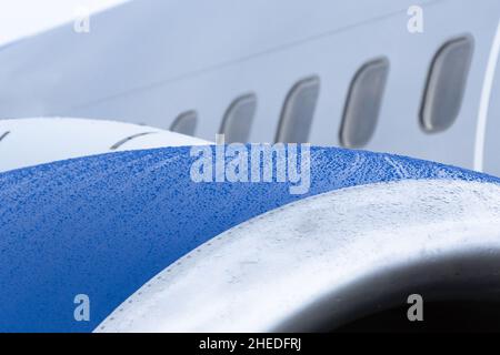 Blick auf den Motor des Flugzeugs, Regentropfen auf nasser Oberfläche Stockfoto