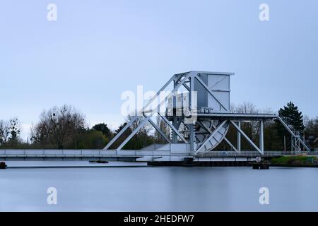 Dieses Landschaftsfoto wurde in Europa, Frankreich, der Normandie, in Richtung Caen, Ranville, Im Sommer. Wir sehen die Pegasus-Brücke, auch Pegasus-Brücke genannt, Stockfoto