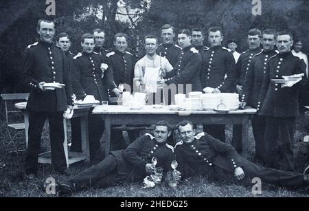 Eine Gruppe deutscher Soldaten aus der Zeit des Ersten Weltkriegs mit weißen Epauletten mit der Zahl 2. Stockfoto