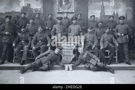 Eine Gruppe deutscher Infanteriesoldaten aus dem Ersten Weltkrieg des Königlich Bayerischen Infanterieregiments „Prinz Arnulf“ von 12th, der Königlich Bayerischen Division von 2nd und des Königlich Bayerischen Korps. Bild aufgenommen in Neu-Ulm, Bayern, Deutschland. Auf dem Schild steht: "Wer weik ob wir uns wiedersehn am kühlen Donaustrand", was grob übersetzt heißt: "Wer weiß, ob wir uns am kühlen Donauufer wiedersehen werden". Stockfoto