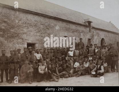 Ein informelles Groupip-Foto aus der Zeit des Ersten Weltkriegs von deutschen Soldaten vor einer Scheune an der Westfront. Es wird angenommen, dass er schon früh im Krieg ist. Stockfoto