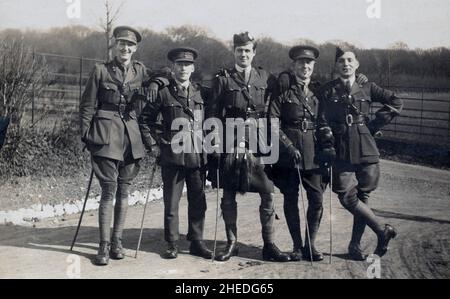 Eine Gruppe britischer Offiziere aus der Zeit des Ersten Weltkriegs, die informell als Freunde standen und lächelten. Vom Fotografen als „meine Kumpel“ bezeichnet. Von links nach rechts: 'Slim' - Royal Welsh Fusiliers; 'Tiny - Royal Welsh Fusiliers; 'Jock' - London Scottish Regiment; Parker - The Queen's (Royal West Surrey) Regiment; Jack - Royal Flying Corps. Stockfoto