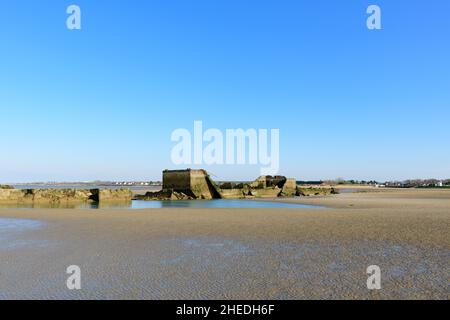 Dieses Landschaftsfoto wurde im Sommer in Europa, Frankreich, der Normandie und in Arromanches les Bains aufgenommen. Wir sehen die Ebbe auf dem künstlichen Hafen von Gold Beach Stockfoto