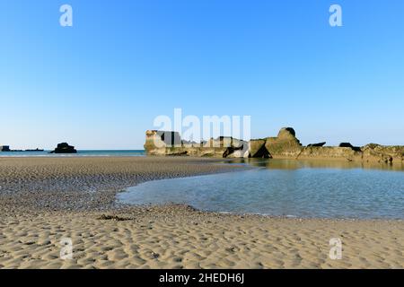 Dieses Landschaftsfoto wurde im Sommer in Europa, Frankreich, der Normandie und in Arromanches les Bains aufgenommen. Wir können den künstlichen Hafen von Gold Beach in Asnelles sehen Stockfoto