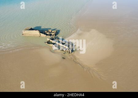 Dieses Landschaftsfoto wurde im Sommer in Europa, Frankreich, der Normandie und in Arromanches les Bains aufgenommen. Wir können einen Teil der Überreste des künstlichen Hafens von sehen Stockfoto