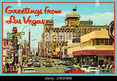 Las Vegas 1950s Retro Vintage Postkarte 1950s Fremont Street bei Sonnenschein Tageslicht mit Fremont Hotel und Woolworth Geschäft mit 1950s amerikanischen Autos Las Vegas Nevada USA ‘Greetings from Las Vegas’ Stockfoto