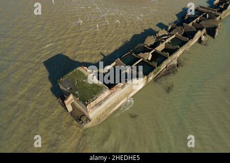 Dieses Landschaftsfoto wurde im Sommer in Europa, Frankreich, der Normandie und in Arromanches les Bains aufgenommen. Wir sehen den künstlichen Hafen von Gold Beach in Asnelles See Stockfoto