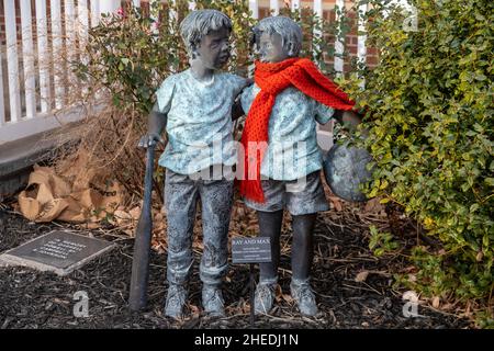 Concordia, Kansas - Statuen von Kindern, die während der Bewegung des National-Kinderwaphan-Zuges adoptiert wurden, befinden sich außerhalb des National-Kinderwaphan-Zuges-Komplexes-Museums Stockfoto