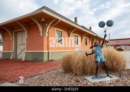 Concordia, Kansas - Statuen von Kindern, die während der Bewegung des National-Kinderwaphan-Zuges adoptiert wurden, befinden sich außerhalb des National-Kinderwaphan-Zuges-Komplexes-Museums Stockfoto