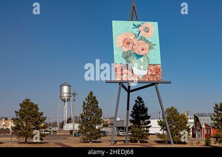 Goodland, Kansas - Eine Reproduktion von Vincent Van Goghs „drei Sonnenblumen in einer Vase“ auf dem Big Easel im ländlichen Westen von Kansas. Die 80-Fuß hohe Arbeit w Stockfoto