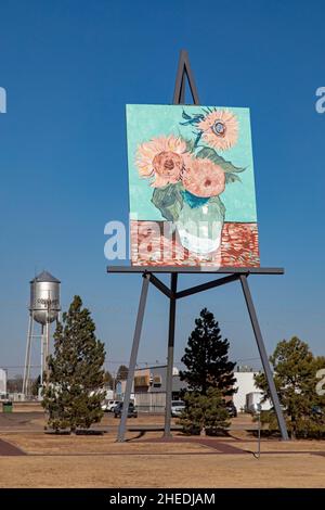 Goodland, Kansas - Eine Reproduktion von Vincent Van Goghs „drei Sonnenblumen in einer Vase“ auf dem Big Easel im ländlichen Westen von Kansas. Die 80-Fuß hohe Arbeit w Stockfoto