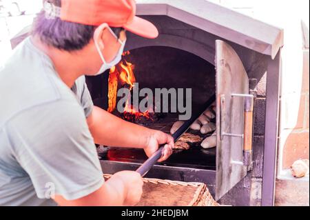 Tägliche Herstellung von Brot mit Holzofen nach traditioneller Methode gebacken Stockfoto