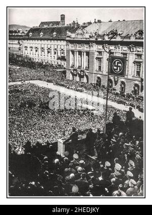 Adolf Hitler in Wien der Heldenplatz in Wien am 15. März 1938 Hunderttausende auf dem Heldenplatz in Wien am 15. März 1938 wendet sich der Heldenplatz Adolf Hitler an das österreichische Volk. Anschluss, Deutschland: „Union“, politische Vereinigung Österreichs mit Deutschland, erreicht durch Annexion durch Adolf Hitler im Jahr 1938. Stockfoto