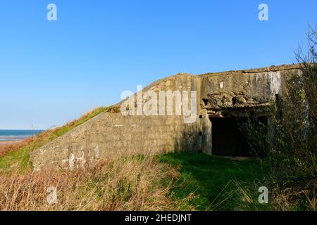 Dieses Landschaftsfoto wurde in Europa, Frankreich, der Normandie, in Richtung Arromanches, Colleville, Im Frühjahr. Wir sehen Bunker WN62 am Omaha Strand, unter t Stockfoto