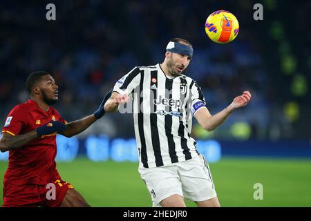 Giorgio Chiellini von Juventus (R) geht für einen Header mit Ainsley Maitland-Niles von Roma (L) während der italienischen Meisterschaft Serie A Fußballspiel zwischen AS Roma und Juventus FC am 9. Januar 2022 im Stadio Olimpico in Rom, Italien - Foto Federico Proietti / DPPI Stockfoto