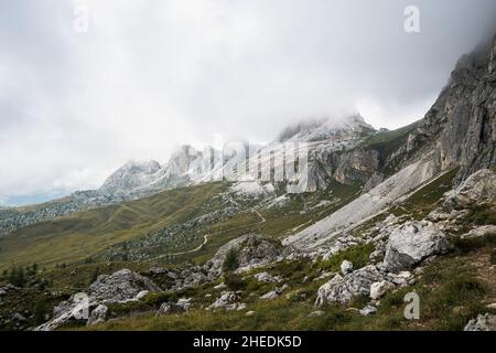 Forcella Nuvolau und Rifugio Averau (Hütte), der Weg zu den Cinque Torri. Nuvolau, Dolomiten Alpen, Italien Stockfoto