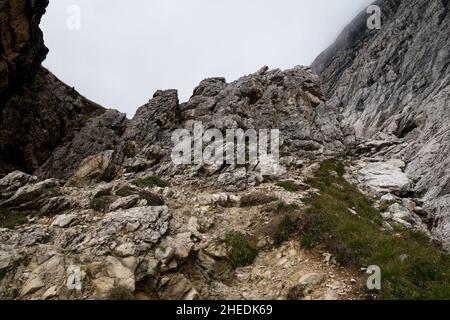 Forcella Nuvolau und Rifugio Averau (Hütte), der Weg zu den Cinque Torri. Nuvolau, Dolomiten Alpen, Italien Stockfoto