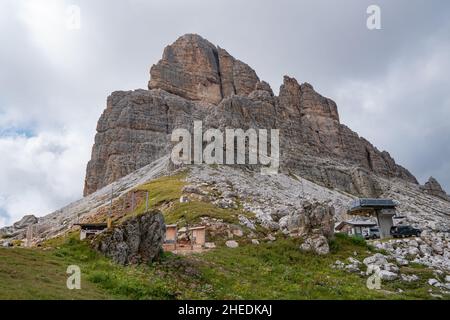 Forcella Nuvolau und Rifugio Averau (Hütte), der Weg zu den Cinque Torri. Nuvolau, Dolomiten Alpen, Italien Stockfoto