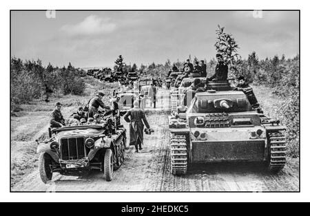 OPERATION BARBAROSSA WW2 Eine Kolonne nazideutscher Panzertruppen, darunter PzKpfw III Ausf G-Panzer auf einer Waldstraße an der Ostmoskauer Front. 1941 Sowjetrusslandoperation Barbarossa, ursprünglicher Name Operation Fritz, während des Zweiten Weltkriegs, Codename für die deutsche Invasion der Sowjetunion, die am 22. Juni 1941 gestartet wurde. Das Scheitern der deutschen Truppen, die sowjetisch-russischen Streitkräfte im Wahlkampf zu besiegen, war ein entscheidender Wendepunkt im Krieg. Stockfoto