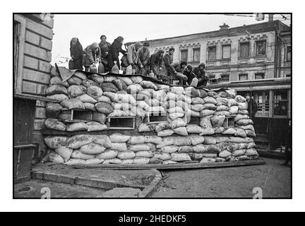 Operation Barbarossa 1941 WW2 Moskau Front-line Moskau. Barrikade an der Kreuzung von Balchug Street und Lubochny Lane. Gebaut zum Schutz des Kremls unter der Führung des Ingenieurs Pavel Andreevich Sokolov Zweiten Weltkrieg Stockfoto