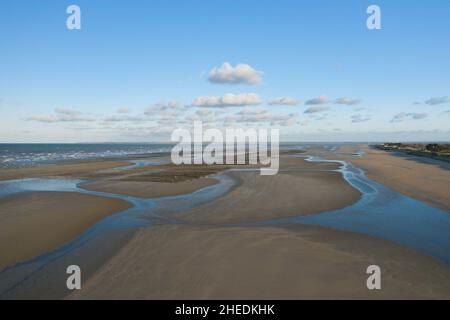 Dieses Landschaftsfoto wurde in Europa, Frankreich, der Normandie, in Richtung Carentan, im Frühjahr aufgenommen. Wir können Utah Beach bei Ebbe, unter der Sonne sehen Stockfoto